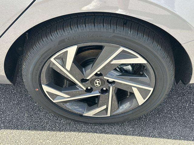 2025 Hyundai Elantra SEL Convenience photo 17
