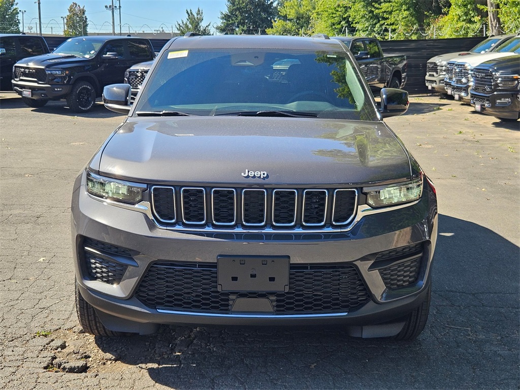 2025 Jeep Grand Cherokee Laredo X photo 2