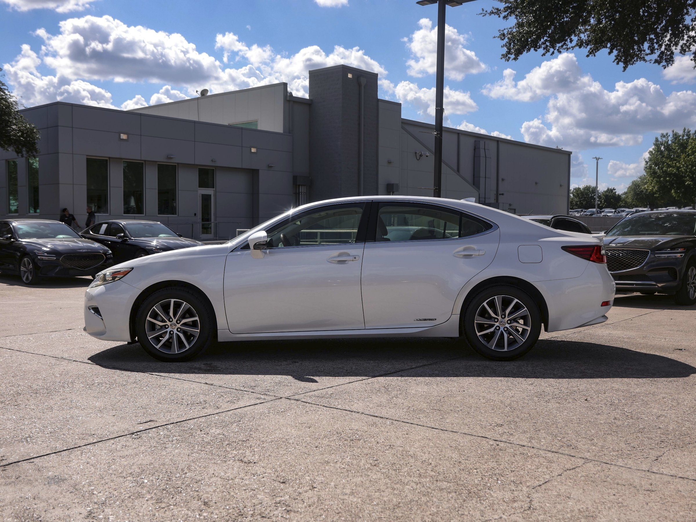 2016 Lexus ES 300h photo 5
