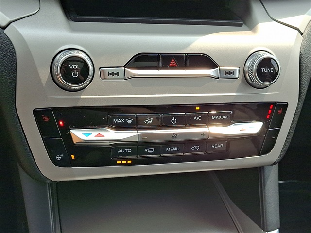 2023 Ford Explorer XLT photo 14