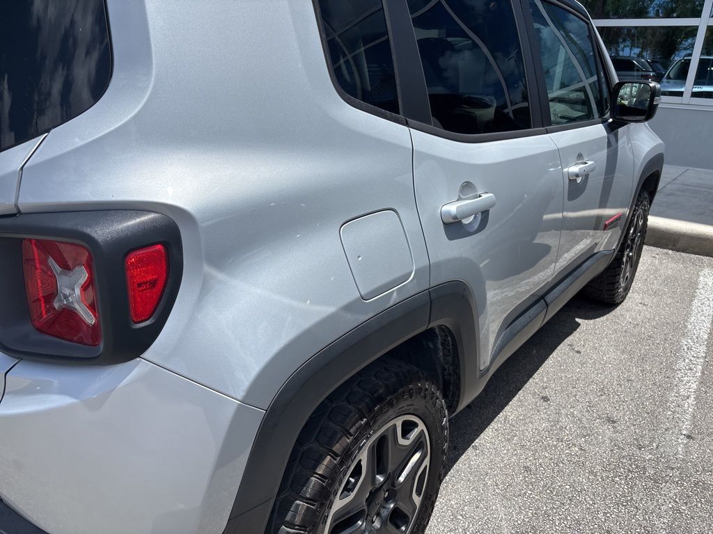 2017 Jeep Renegade Trailhawk photo 2