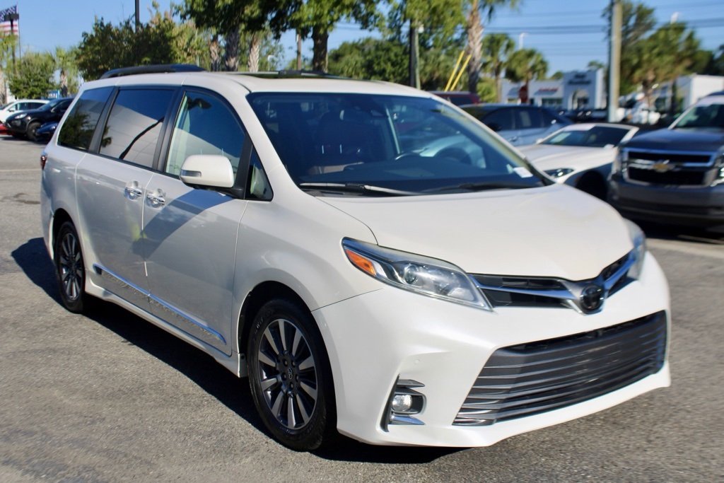 2020 Toyota Sienna photo 2