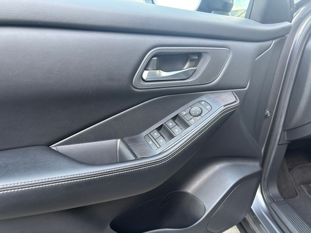 2024 Nissan Rogue SV photo 13