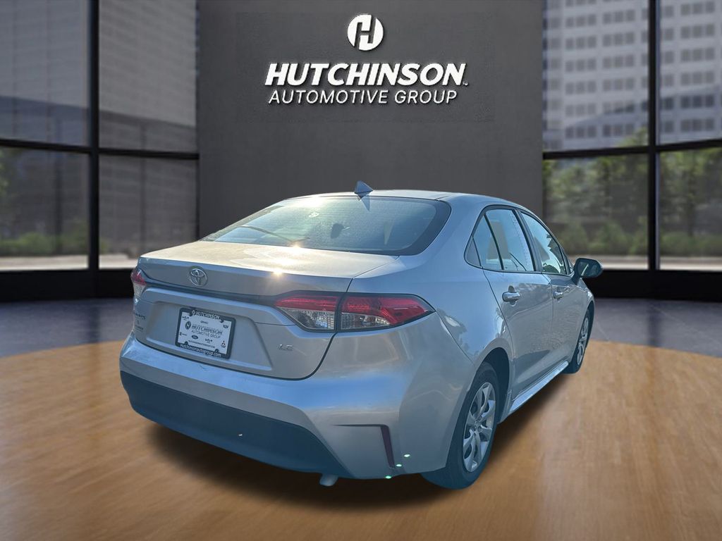 2025 Toyota Corolla LE photo 2