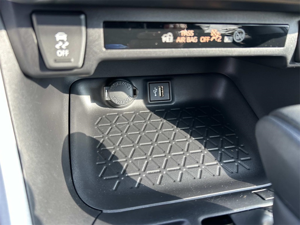 2024 Toyota RAV4 XLE photo 30