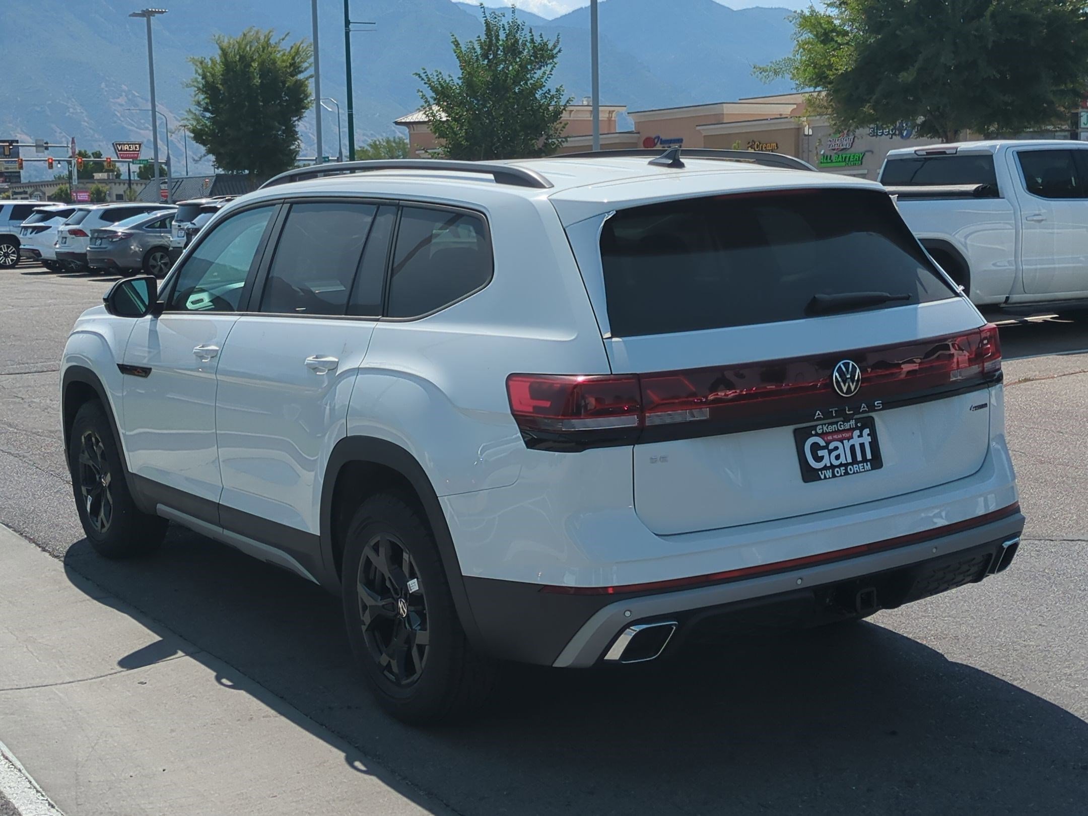 2025 Volkswagen Atlas Peak Edition SE photo 4
