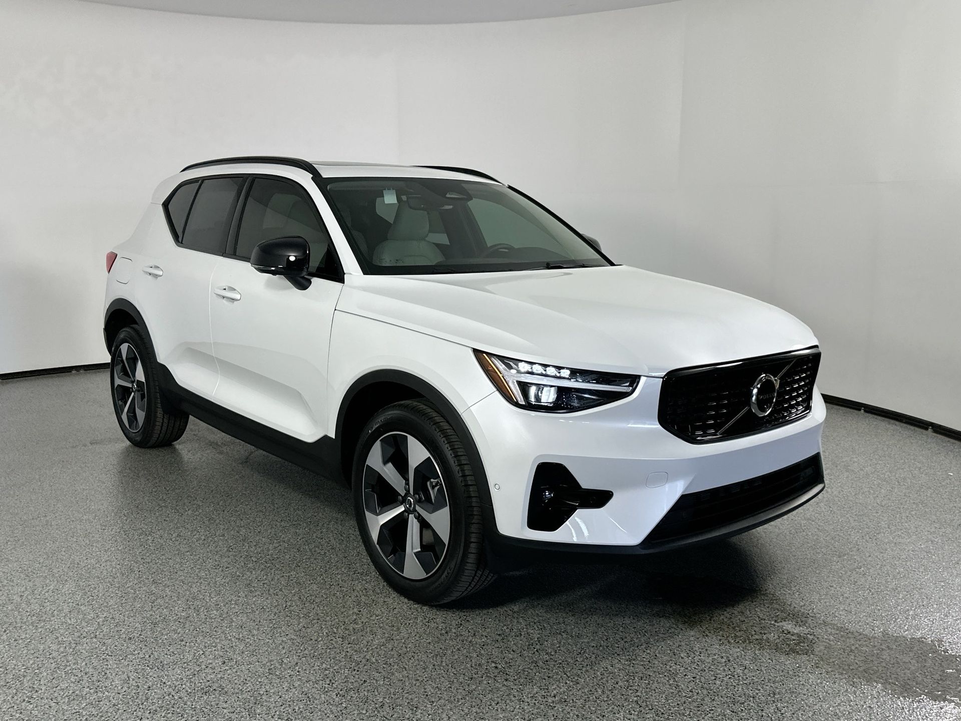 2025 Volvo XC40 AWD Plus photo 3