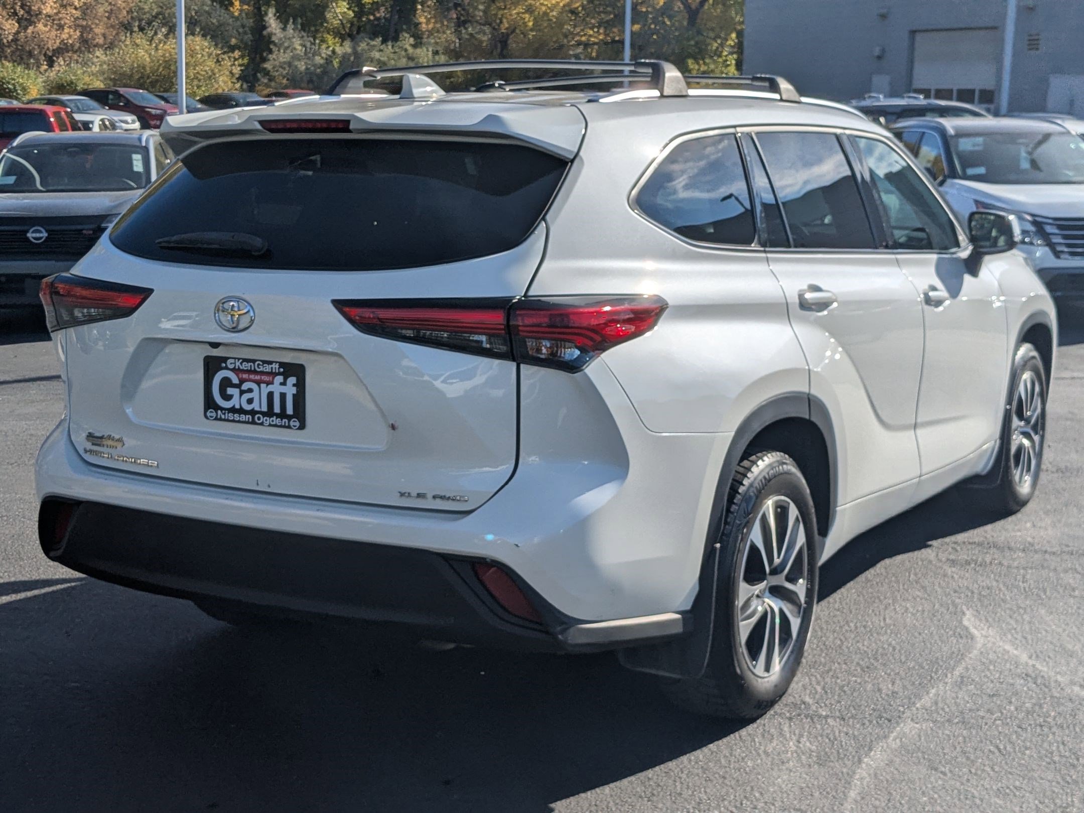 2021 Toyota Highlander XLE photo 3
