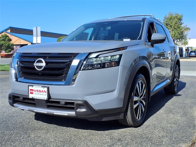 2025 Nissan Pathfinder Platinum photo 3