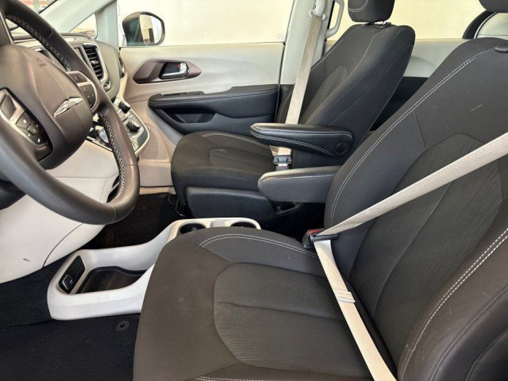 2023 Chrysler Voyager LX photo 8
