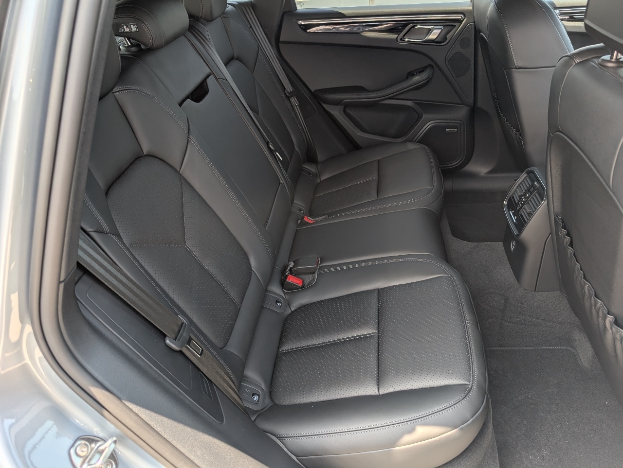 2025 Porsche Macan T photo 6