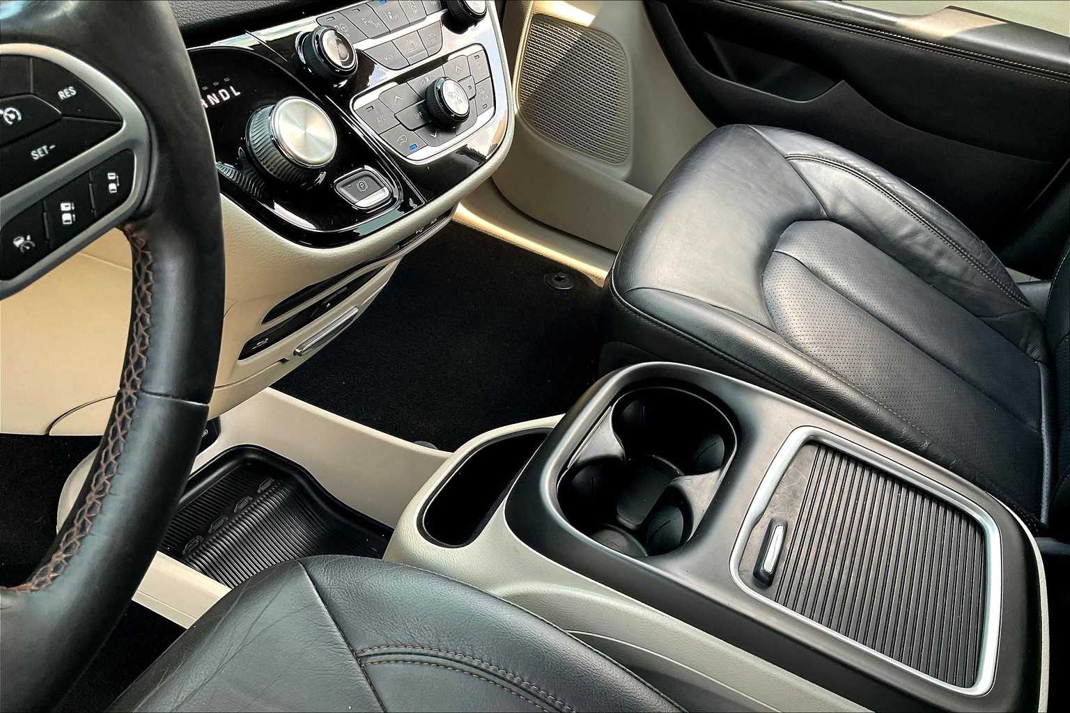 2020 Chrysler Pacifica Touring Plus photo 13