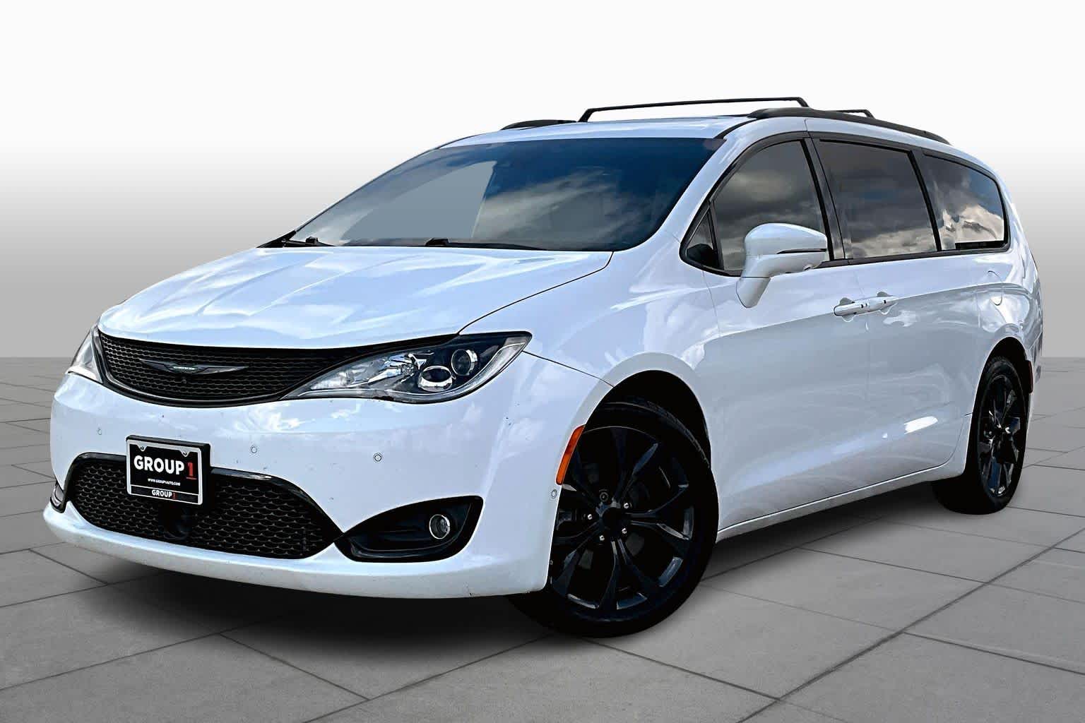 2018 Chrysler Pacifica Limited's photo