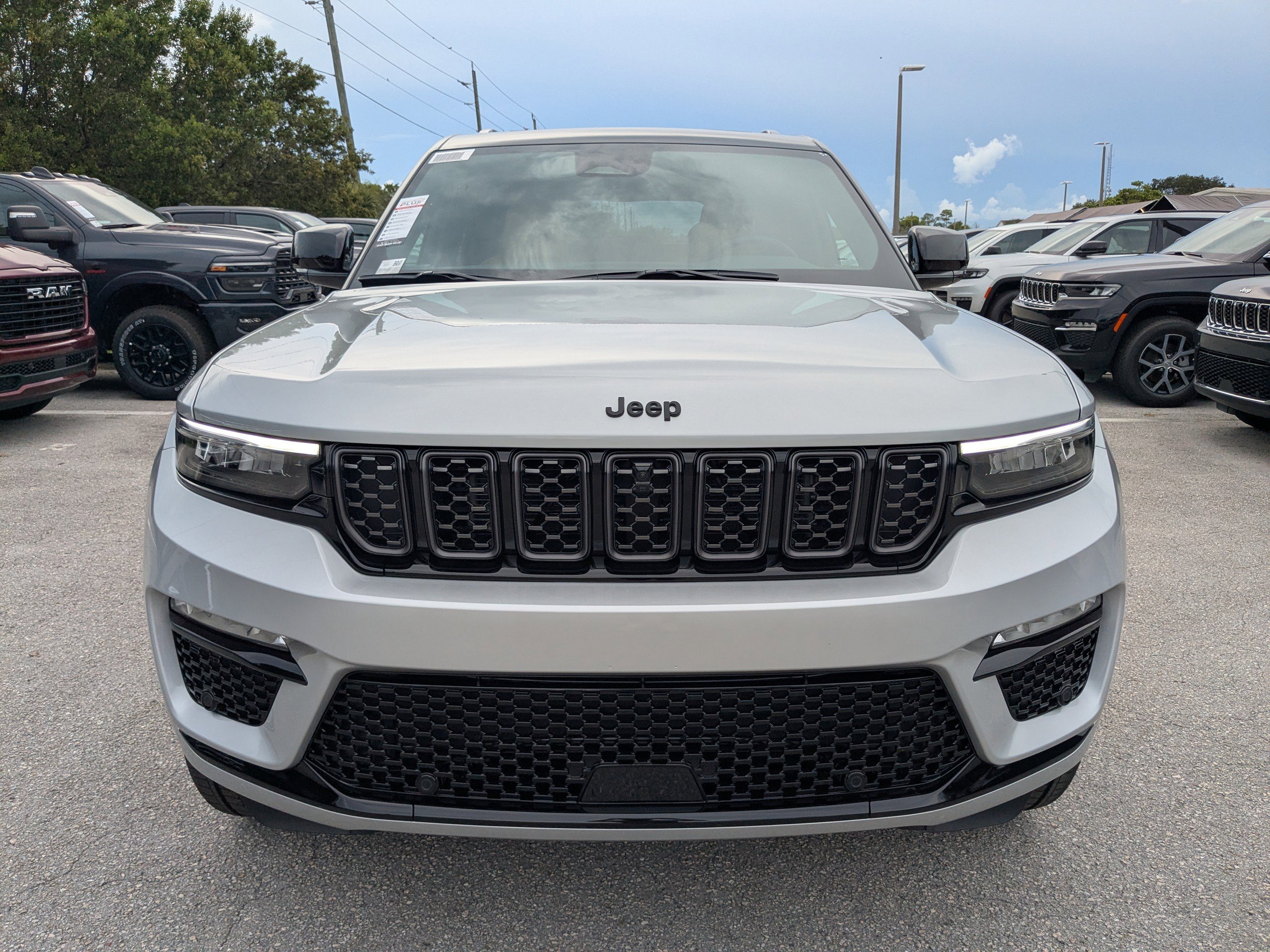 2025 Jeep Grand Cherokee Summit photo 3