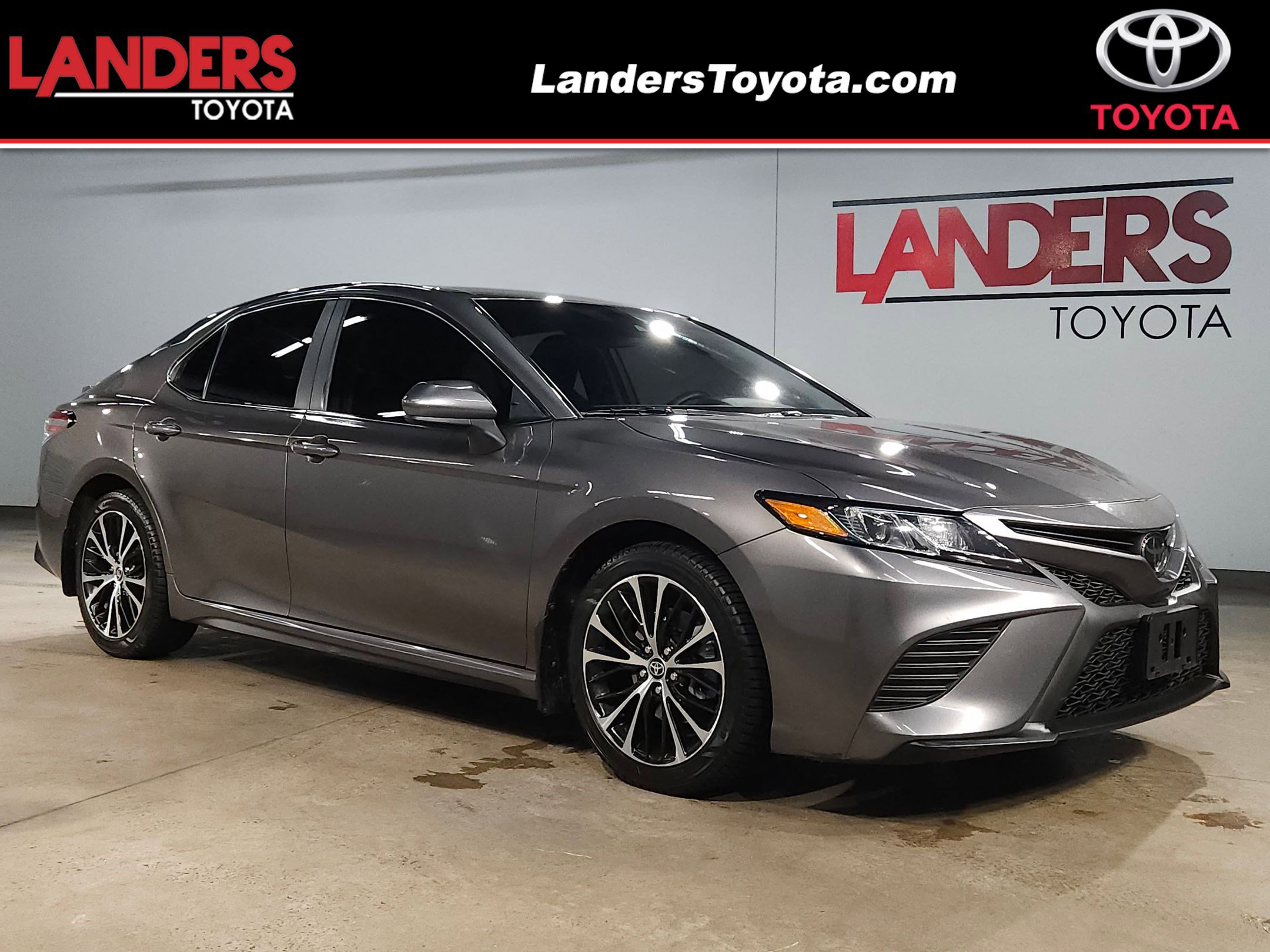 2020 Toyota Camry SE's photo