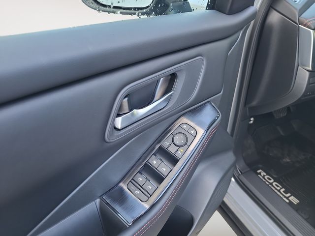 2026 Nissan Rogue SV photo 10