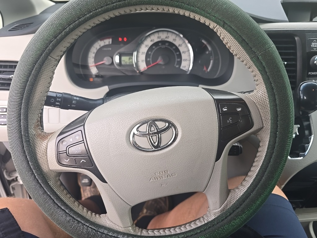 2014 Toyota Sienna SE photo 14