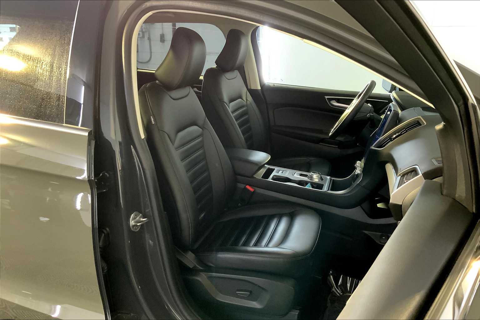 2021 Ford Edge SEL photo 7