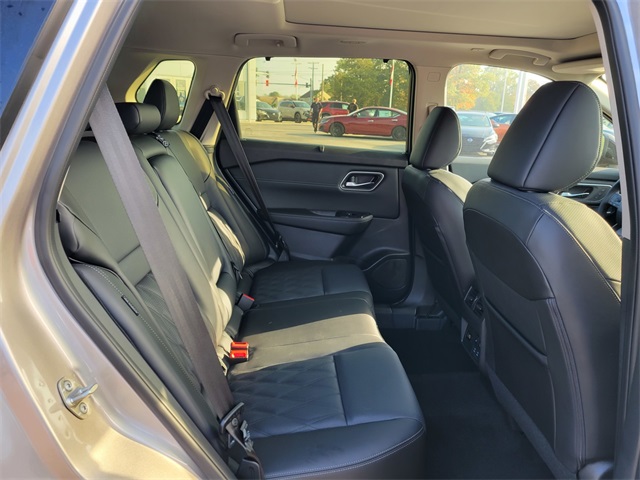 2025 Nissan Rogue Platinum photo 18