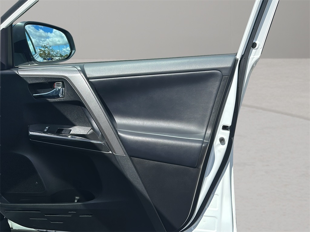 2017 Toyota RAV4 SE photo 23