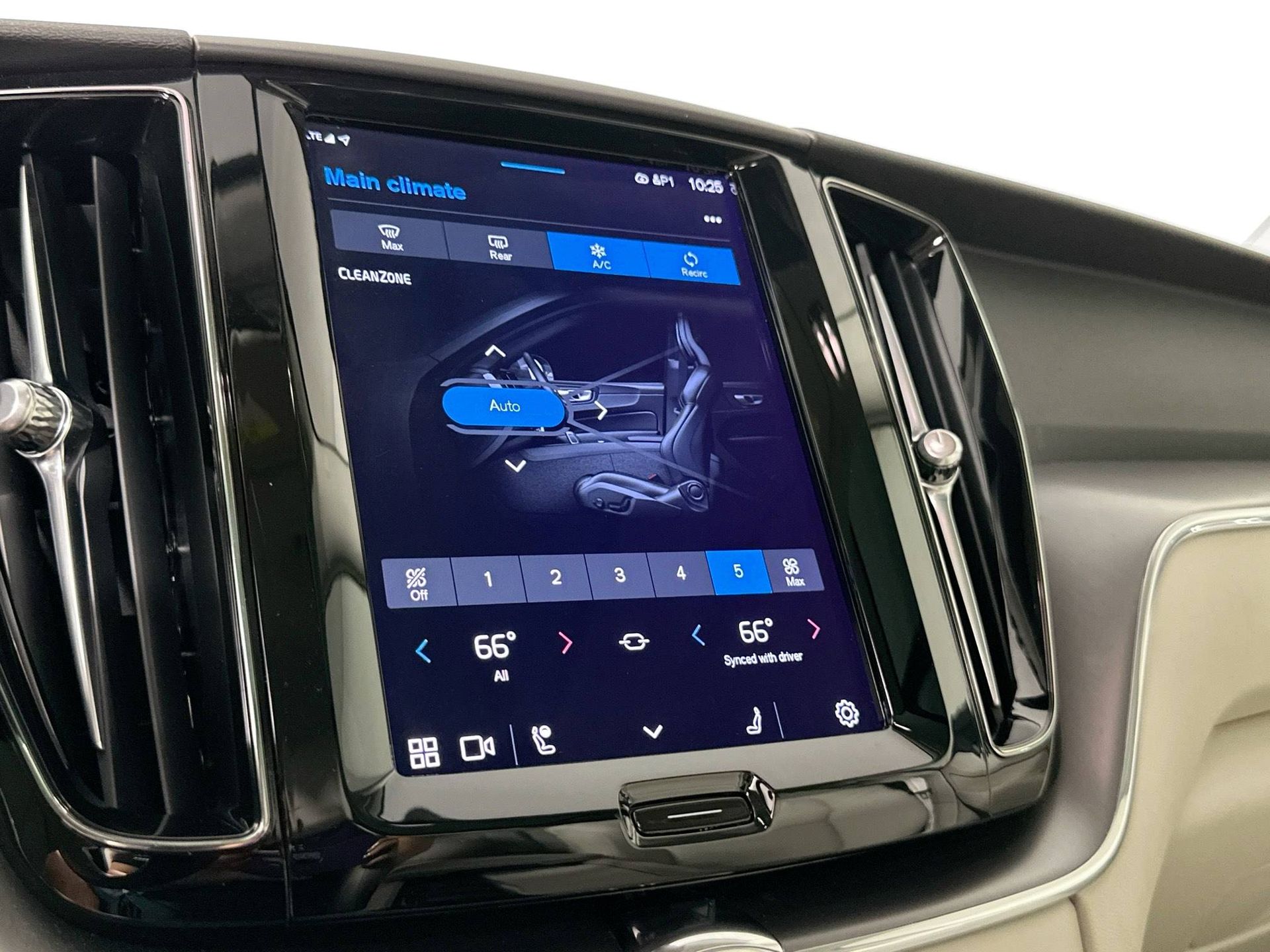 2023 Volvo XC60 B5 Core photo 14