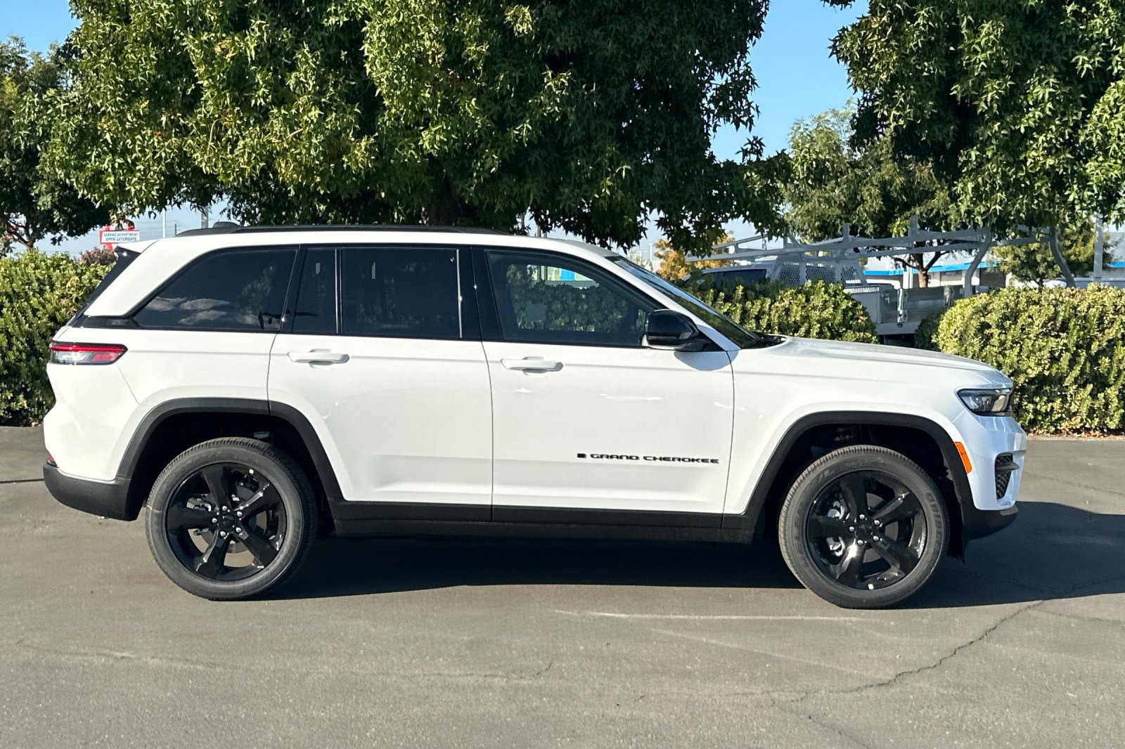 2025 Jeep Grand Cherokee Altitude X photo 3