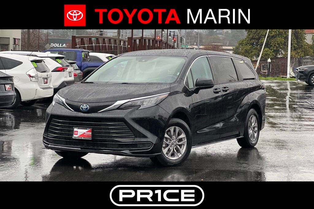 2024 Toyota Sienna LE's photo