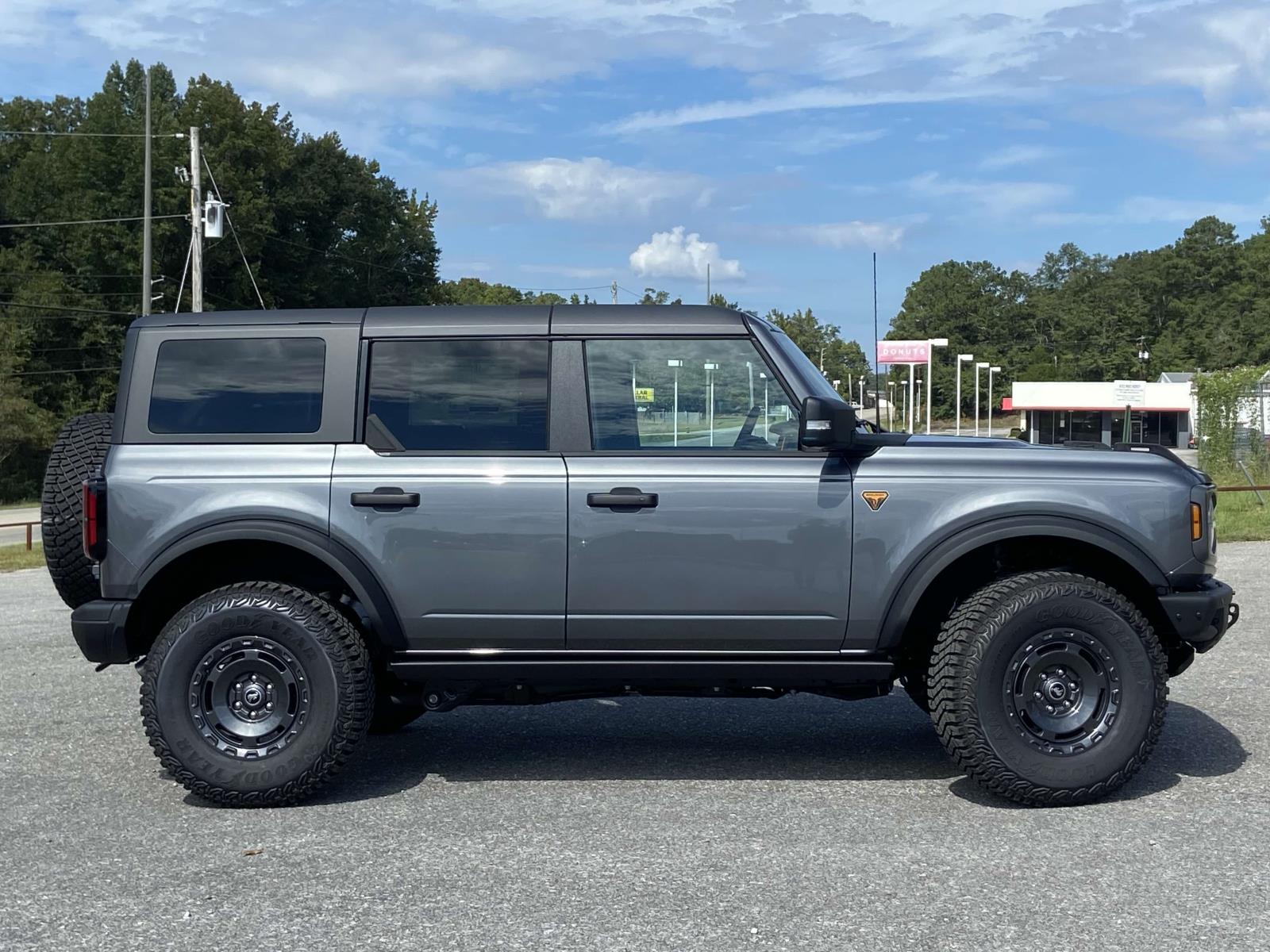 2024 Ford Bronco Badlands photo 2