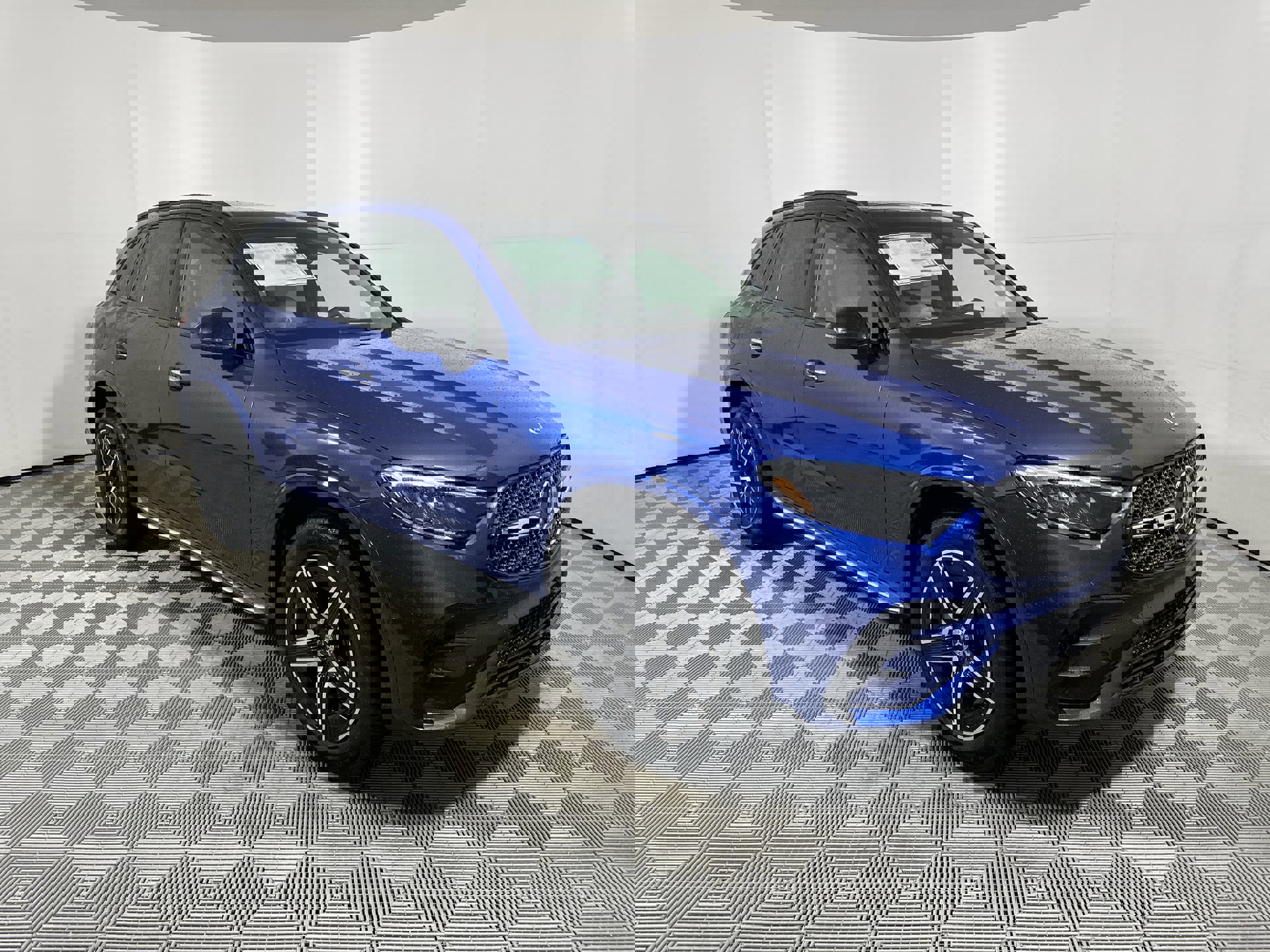 2025 Mercedes Benz GLC 300 4MATIC photo 2