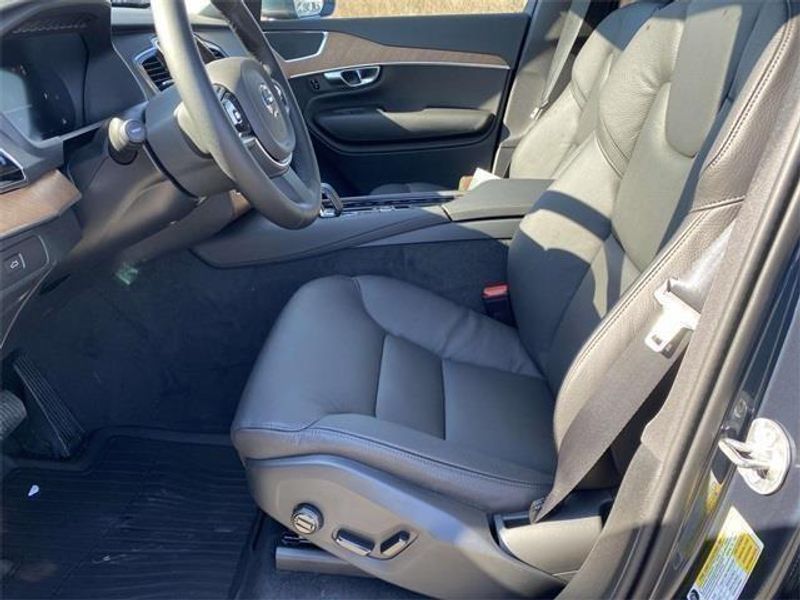 2025 Volvo XC90 AWD Plus photo 13