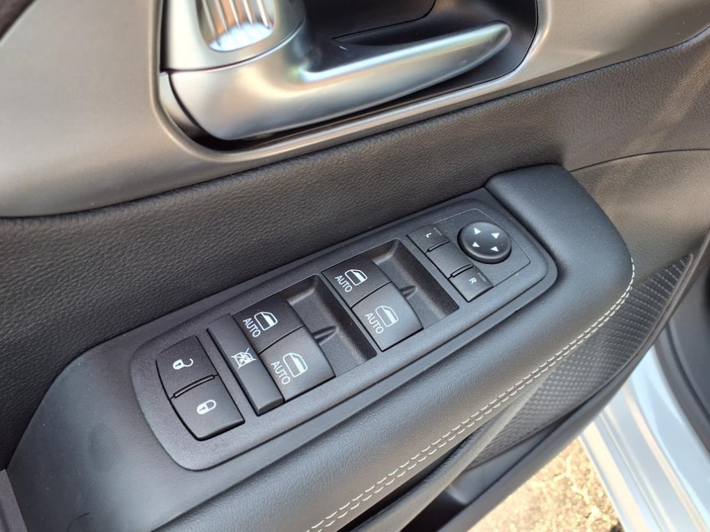 2026 Chrysler Pacifica photo 9