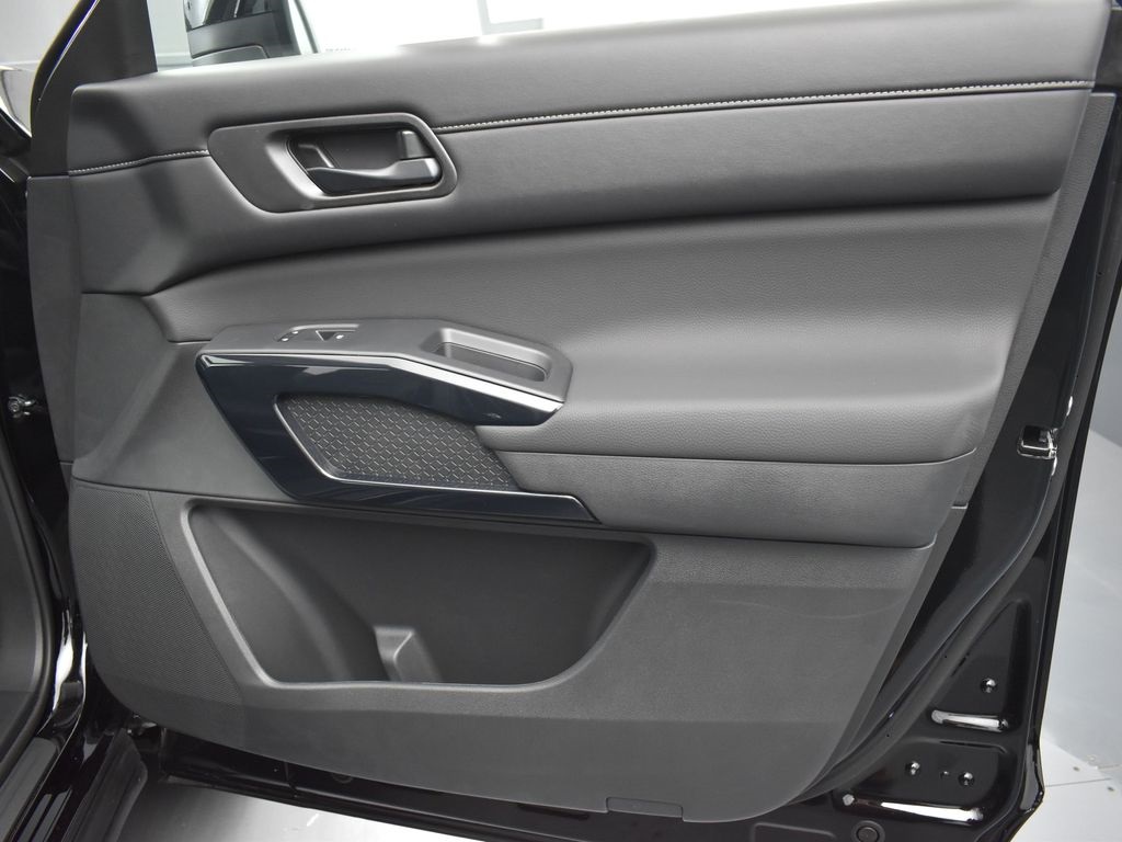 2025 Nissan Pathfinder S photo 23