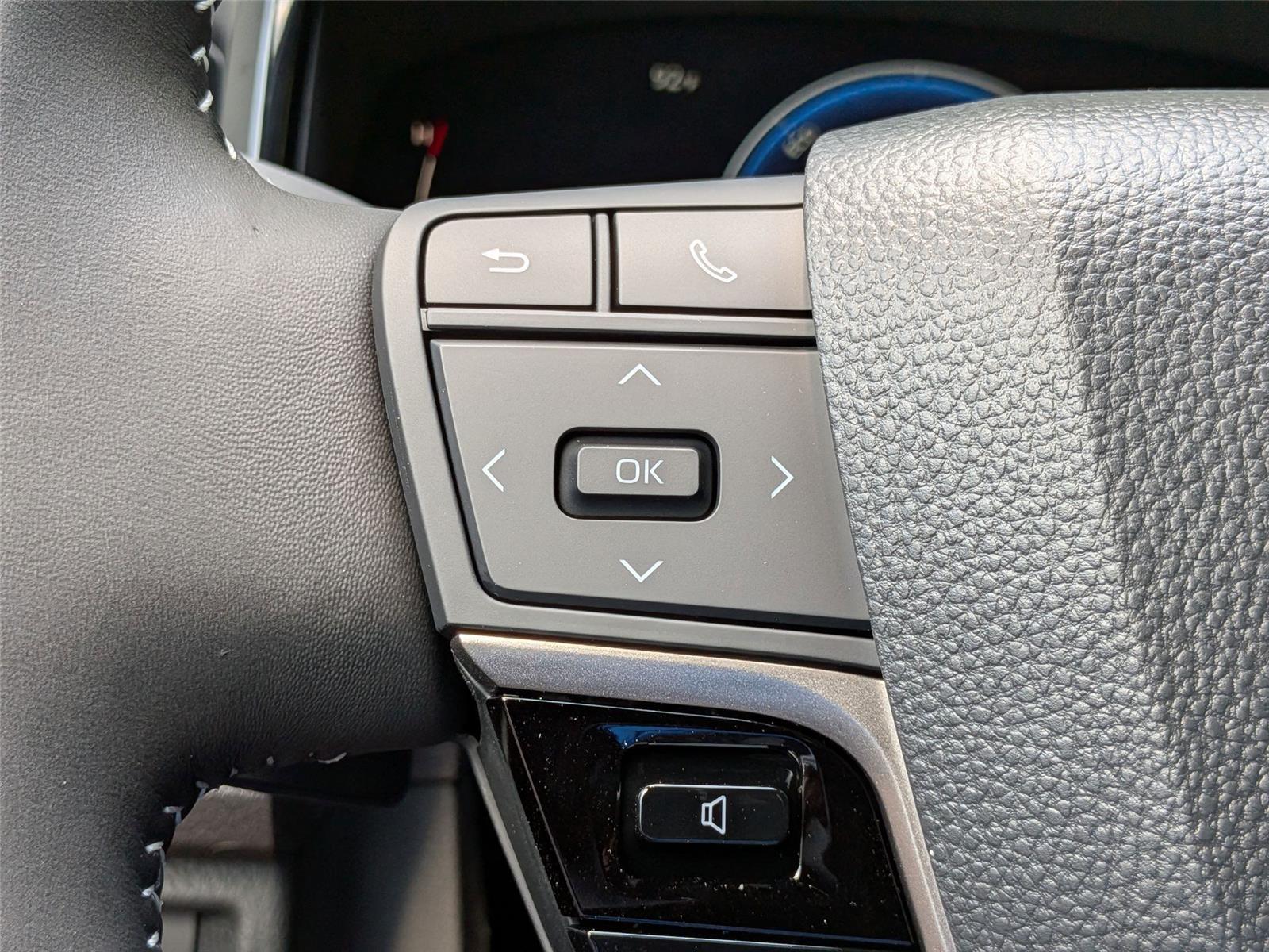 2025 Toyota Camry SE photo 17