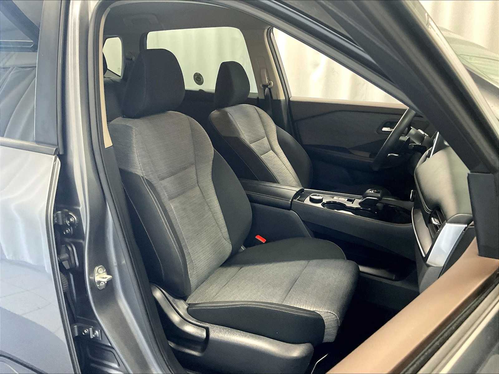 2023 Nissan Rogue SV photo 11