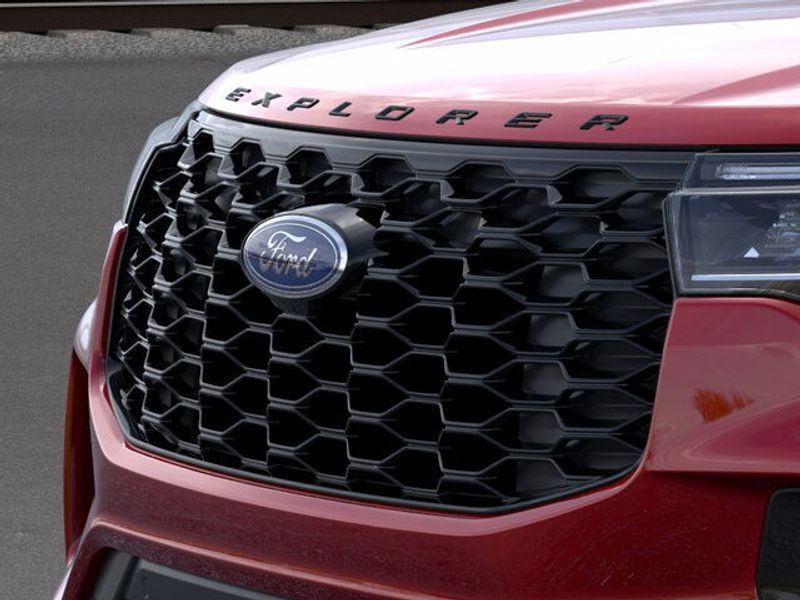2025 Ford Explorer ST-Line photo 12