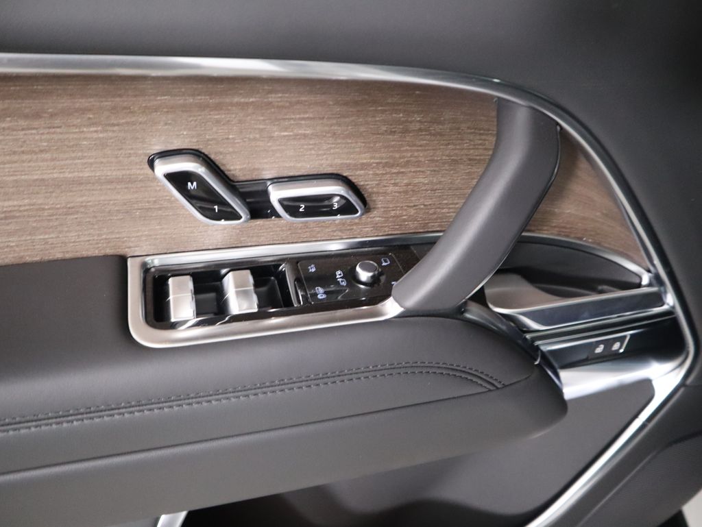 2025 Land Rover Range Rover SE photo 19