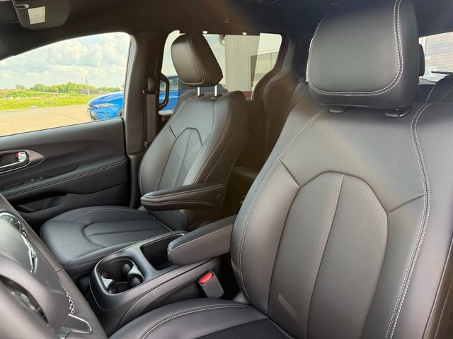 2025 Chrysler Pacifica photo 11
