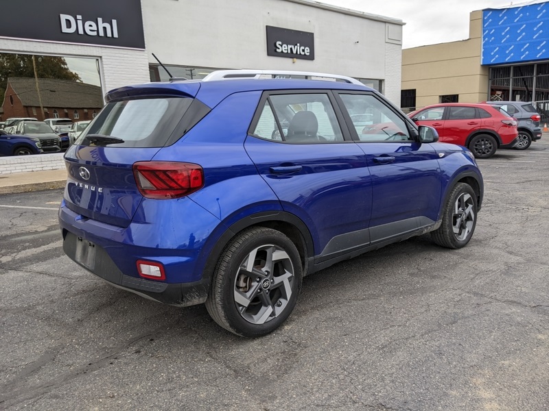 2023 Hyundai Venue Limited photo 3