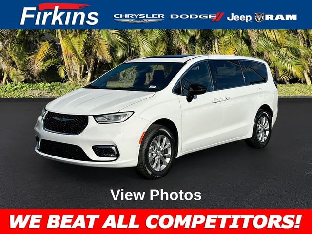 2026 Chrysler Pacifica Limited's photo