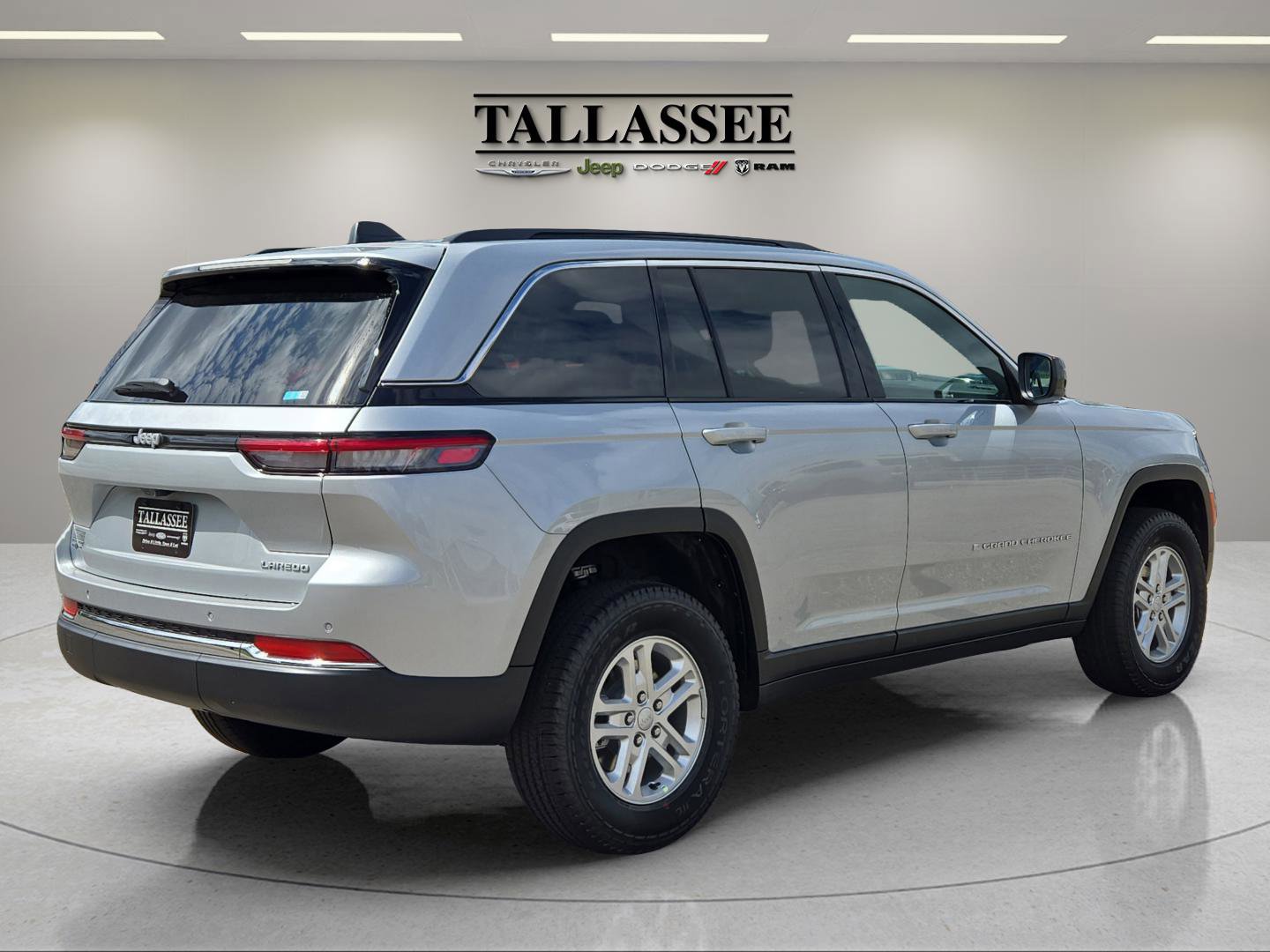 2025 Jeep Grand Cherokee Laredo photo 4