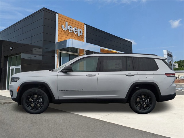 2025 Jeep Grand Cherokee Altitude photo 3