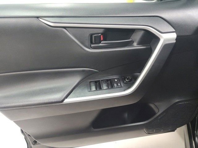 2022 Toyota RAV4 LE photo 17
