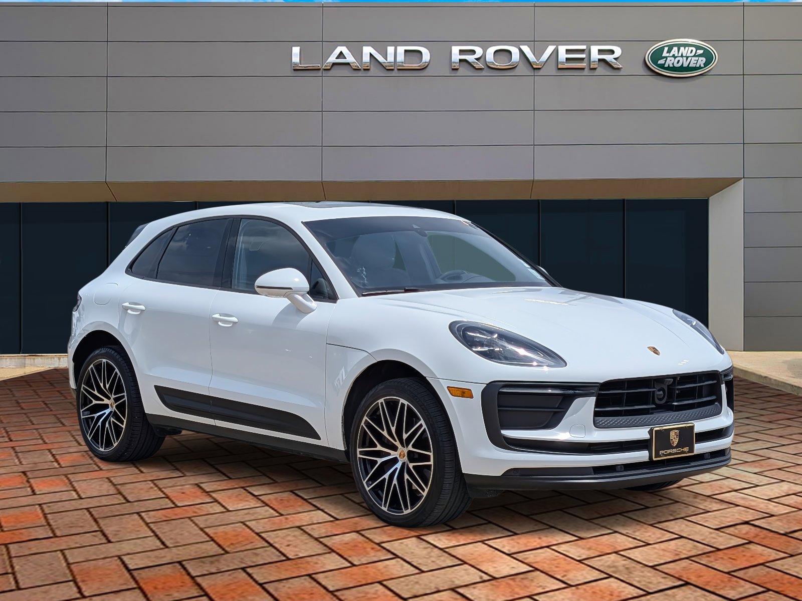 2023 Porsche Macan T photo 3