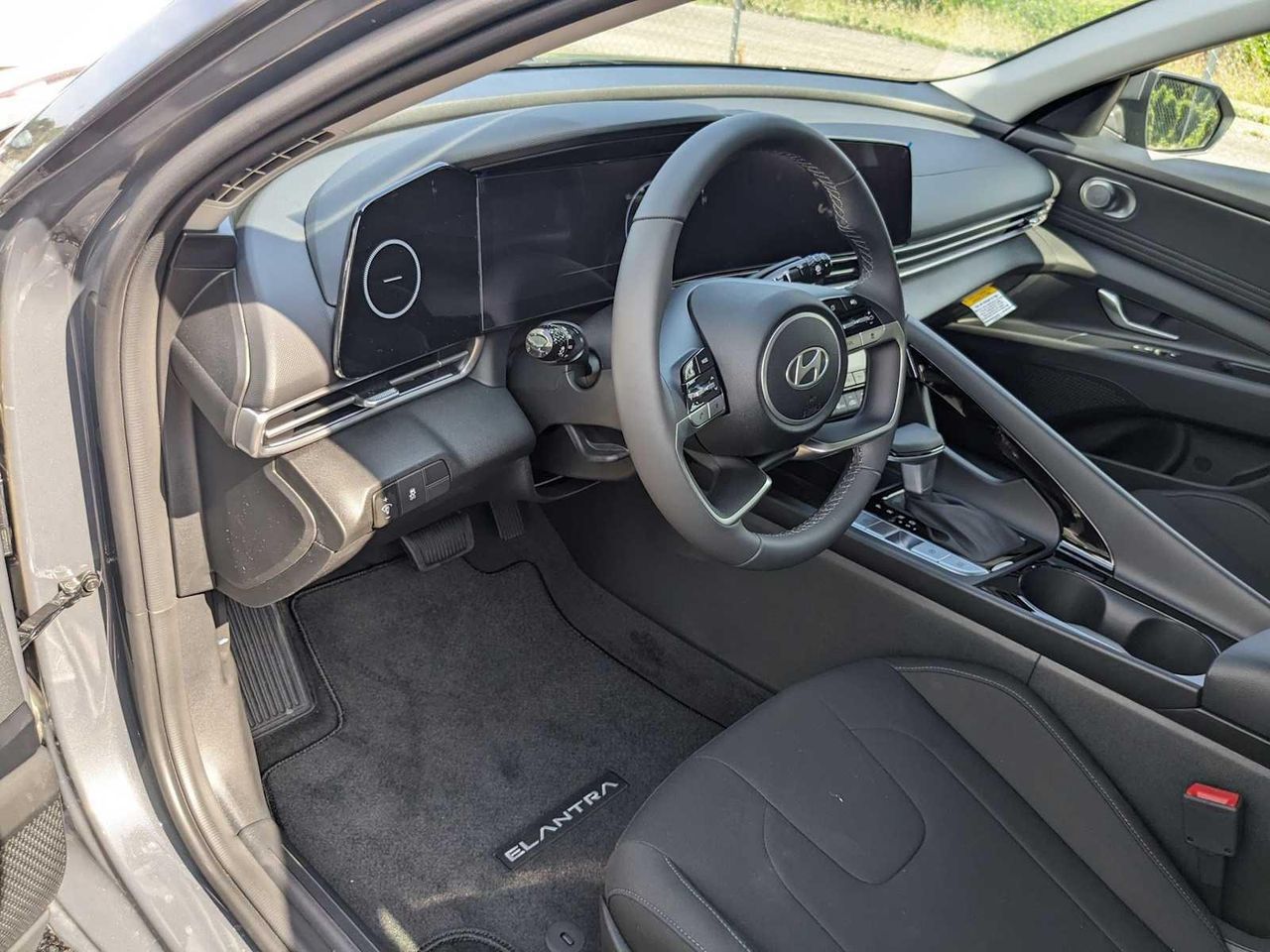 2025 Hyundai Elantra SEL Convenience photo 2