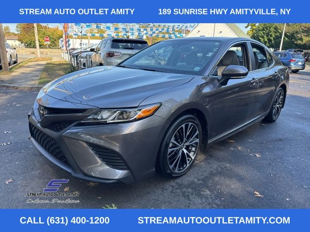 2020 Toyota Camry SE photo 3