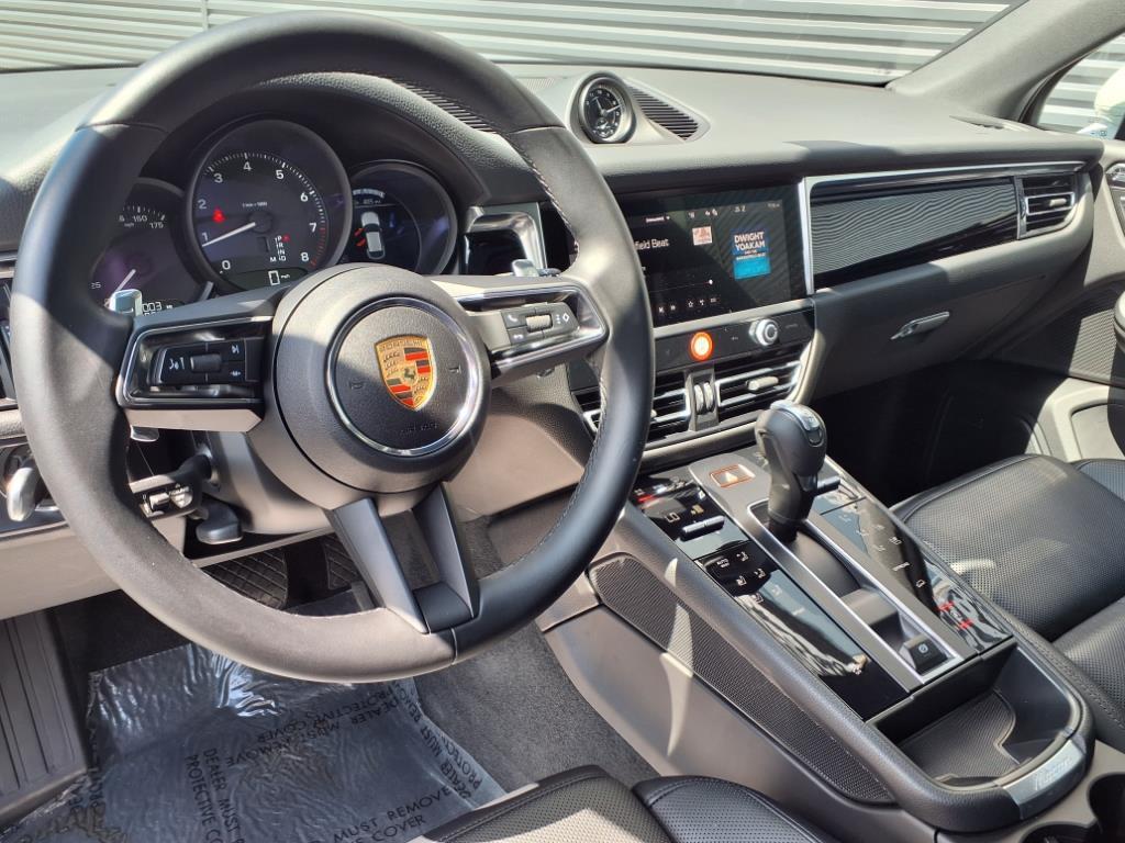 2024 Porsche Macan T photo 4