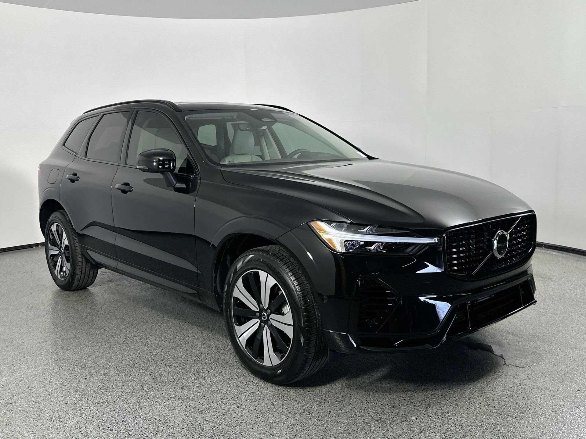 2025 Volvo XC60 T8 Plus photo 3