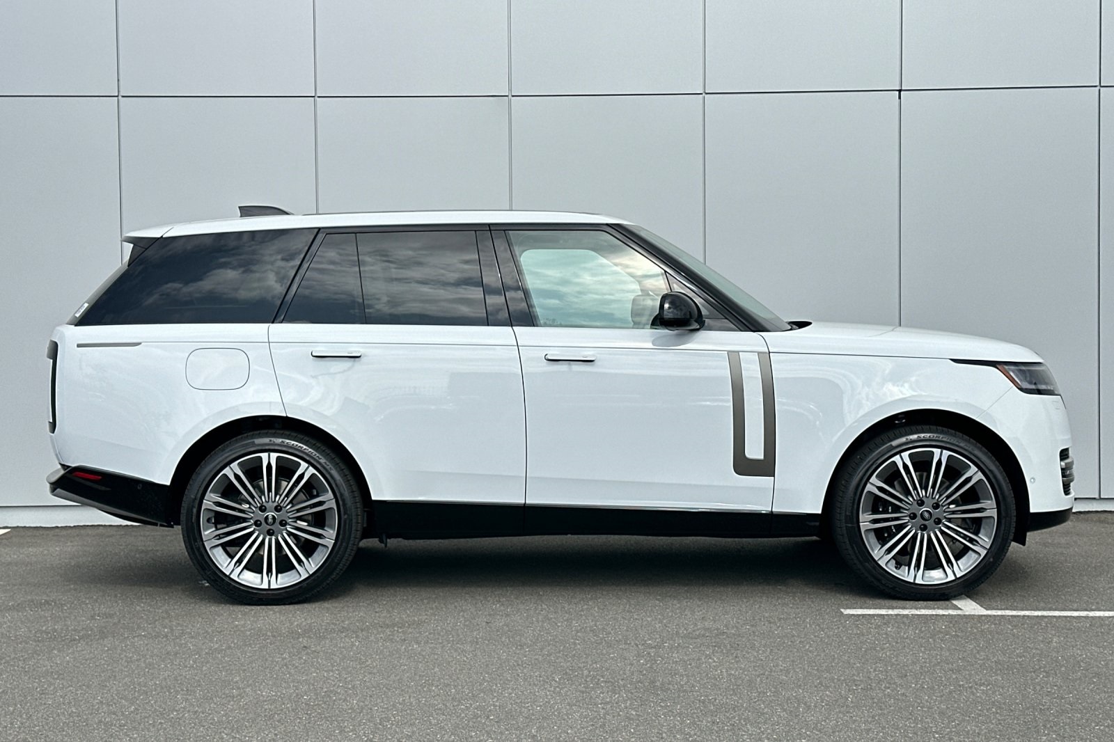 2025 Land Rover Range Rover SE photo 6
