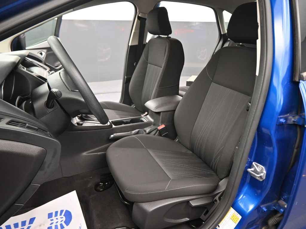 2018 Ford Focus SE photo 35