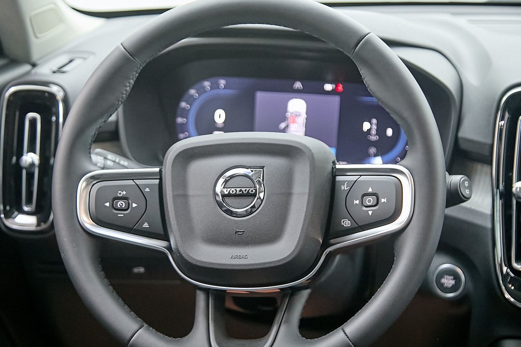 2025 VOLVO XC40 - Image 19